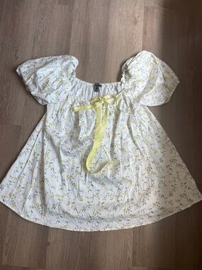 Forever 21 White Floral Puff Sleeve Dress with Yellow Ribbon